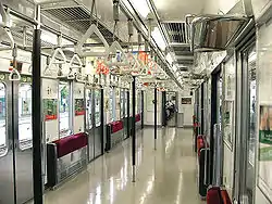 山手線からの転属車の車内（2004年8月6日、橋本駅）