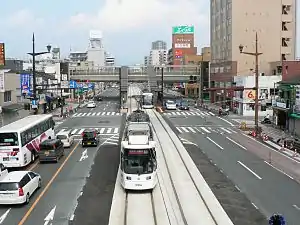 新水前寺駅前でJR豊肥本線と立体交差する