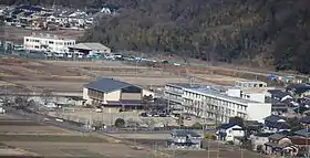 愛宕山から望む各務原市立各務小学校（2015年2月7日）