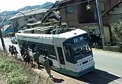 上芥見に停車中の800形。反対側に見える小屋が待合室