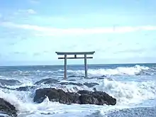 磯に建つ鳥居（大洗磯前神社）