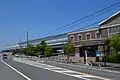 図書館の建物と伊勢湾岸自動車道