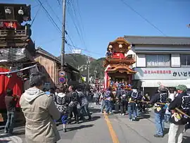 樫山大橋手前での山車の引き回し