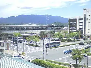 堅田駅　駅舎遠景と東口