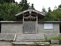 二上山城の主郭にある葛木坐二上神社の拝殿