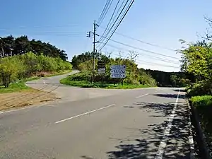 勝弦峠（長野県道254号）諏訪・岡谷方面（手前）から塩尻・辰野方面（右奥）を望む。