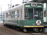 嵐電天神川駅に停車するモボ611形612号車