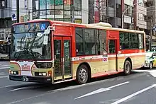 1953年頃の塗色を再現した一般路線車（中野駅南口にて撮影）