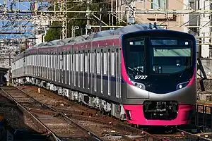 京王ライナーで運用される5000系電車（2023年1月 桜上水駅）