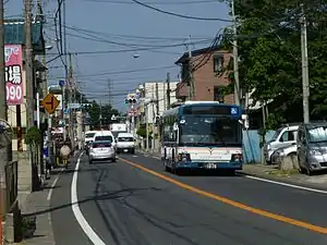 貝塚バス停 - 県職員能力開発センター入口バス停間を走行中の小倉団地線車両（千02系統）