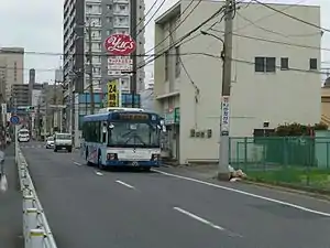 東本町バス停付近を走行中の都町中通り線車両（千05系統）