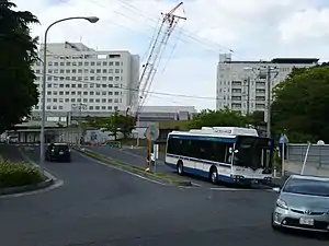 大学病院付近を走行中の大学病院線車両（千03-1系統）