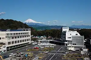 左が工科自動車大学校、右が静岡自動車学園本部と静岡県自動車学校。晴れた日には富士山がよくみえる。