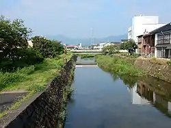 峰山市街地を流れる支流の小西川