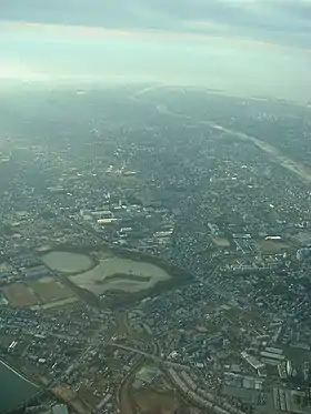 上空の飛行機から昆陽池（手前）を南望。右上の河川は武庫川