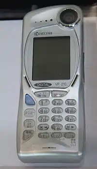 世界初のカメラつき携帯電話（PHS）、DDIポケット VP-210（京セラ、1999年）