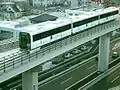 2005年3月撮影。はなみずき通駅 - 杁ヶ池公園駅間の高架の上を走る車両。