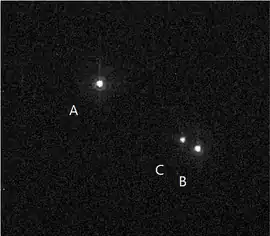 ハッブルACS/HRCによる3つの恒星全てを示す画像。画像の左上はLTT 1445Aで、右下はLTT 1445B・Cのペア。