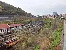 ブラチスラヴァ中央駅構内（左下）に面したラマチュトンネル（中央）で小カルパチア山地山麓の鞍部を抜ける（2017年）