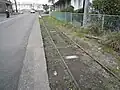 道路に沿って残る線路