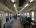 MRT300形302の車内。クロスシートとロングシートを千鳥形に配置している。（倉敷市、2008年4月）