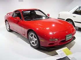 マツダ・RX-7。ロータリーエンジンをフロントミッドシップに配置する。