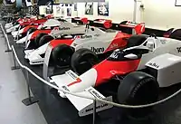 マールボロカラーに塗られたマクラーレンの歴代F1マシン（ドニントン・グランプリ・コレクション展示）。