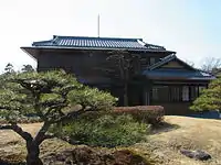 西園寺公爵家の別荘だった和館「坐漁荘」。大正9年に西園寺公望公爵が静岡県興津に建設したもので、邸内には竹の意匠をふんだんに用いているのが特徴的である。昭和4年の増築で洋室も加えられた。現在は愛知県犬山市にある明治村に移築されている。