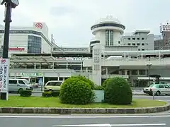 豊田市駅東口から撮影（2005年6月）。左手のビルがA館、右手の最上階が円形の建物がB館。