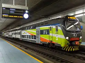 カストローンノ駅に停車中の電車