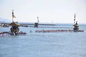 三谷祭の「海中渡御」