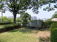 基町地区再開発事業完成記念碑と基町高層アパート