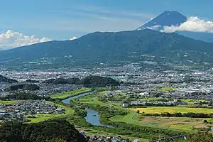 中央の小山（本城山）に戸倉城が築かれた