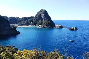 北東側から望む雲見漁港と烏帽子山（2018年1月13日撮影）