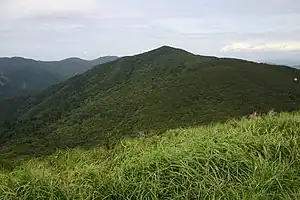 赤坂山から見た三国山