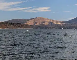 山中湖畔（山梨県山中湖村）から望む鉄砲木ノ頭（明神山）、右の鞍部が三国峠、2015年11月21日