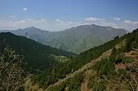 東側から望む小津権現山（左）と花房山（右）