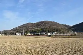 大廻小廻山城のある大廻・小廻山（左奥に大廻山頂、正面山塊の裏手に小廻山頂）