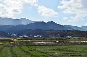 雷山神籠石（雷山城）のある尾根（中央）（左上の山塊に雷山山頂）