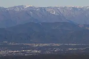 東側の越前岳から望む思親山、遠景は赤石山脈、左に光岳、右に茶臼岳（2020年1月5日）