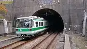 トンネルの近くにホームがある