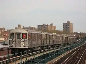 サッター・アベニュー-ラトランド・ロード駅に到着するR62形電車