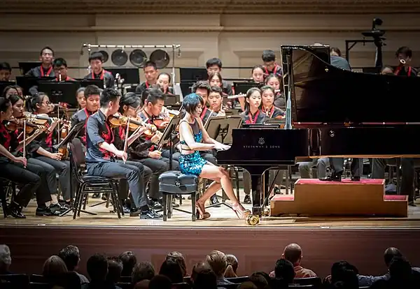 カーネギー・ホールで演奏するワン（2017年）。