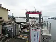 ゲートが開いた梶ヶ浦乗船場と浦戸大橋