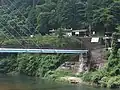 対岸から見た駅全景。手前に見える橋は南桑橋