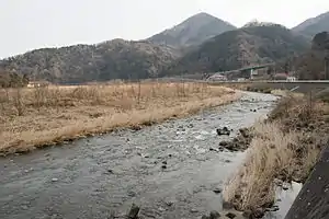 中津山地の麓を流れる中津川