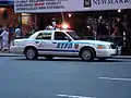 フォード・クラウンビクトリアのパトロールカー。NYPDにおけるパトカーの正式呼称はRadio Motor Patrol (RMP) で、これを邦訳すると警ら用無線自動車となる。