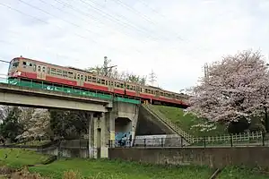 桜咲く野川を渡る、多摩川線の列車。二枚橋橋梁にて（2020年3月）