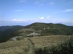 山頂付近から北を望む右の尾根は小達磨山。