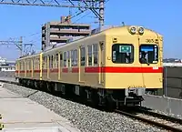 高架化された西鉄香椎駅付近を走る313形電車（2007年3月2日撮影）